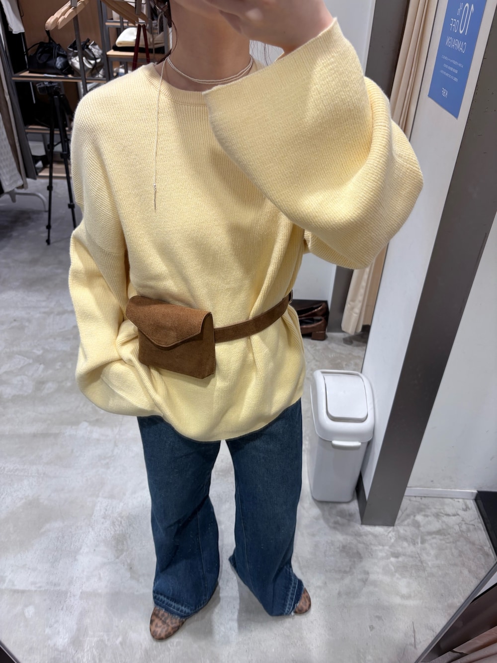 ブルー系のデニムパンツ、その他のバレエシューズ、イエロー系のボディバッグ/ウエストポーチを着用したレディースの秋コーディネートの4枚目の写真