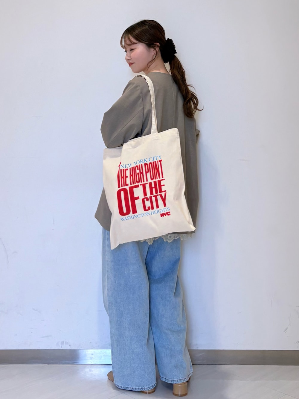 ホワイト系のTシャツ/カットソー、グレー系のノーカラージャケット、ブルー系のデニムパンツを着用したレディースの春コーディネートの2枚目の写真