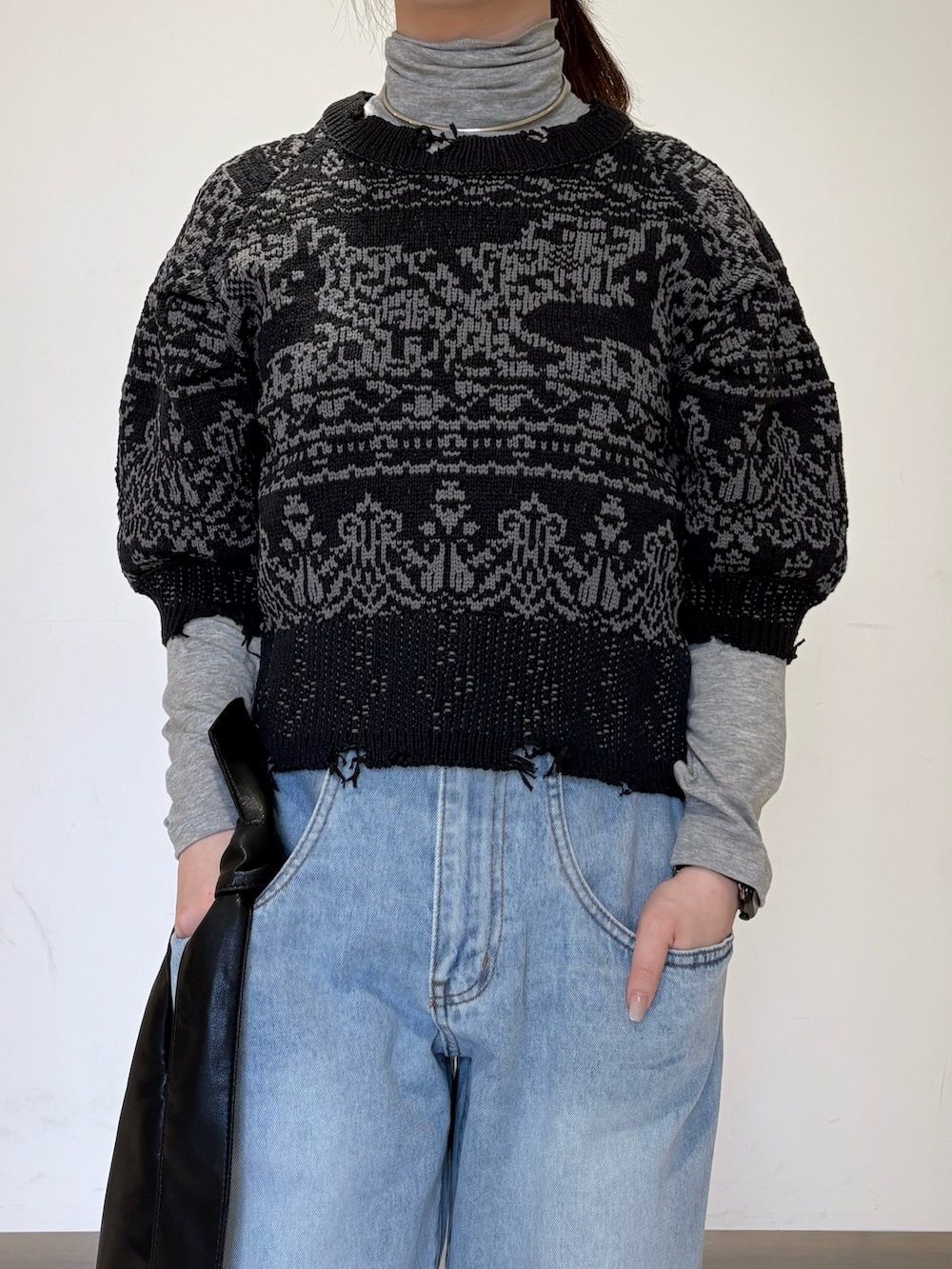 ブルー系のニット/セーター、ブラック系のその他シューズ、グレー系のTシャツ/カットソーを着用したレディースの冬コーディネートの4枚目の写真