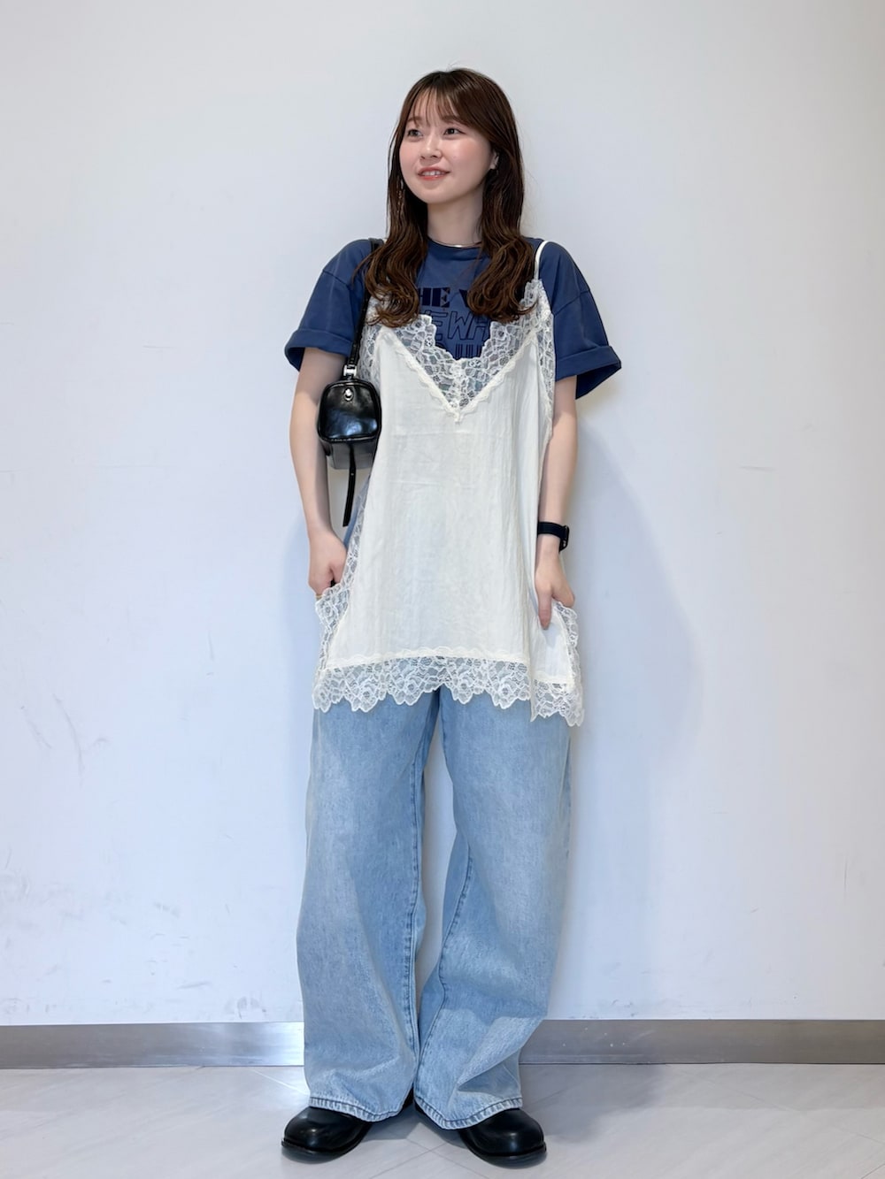 ブルー系のTシャツ/カットソー、ホワイト系のキャミソール、ブラック系のその他シューズを着用したレディースの春コーディネートの4枚目の写真