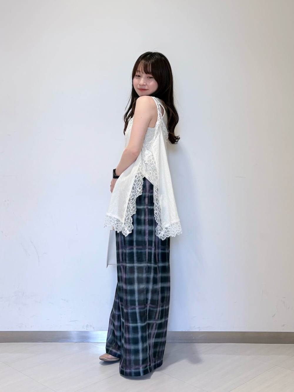 グリーン系のその他パンツ、ホワイト系のハンドバッグ、ホワイト系のキャミソールを着用したレディースの春コーディネートの3枚目の写真