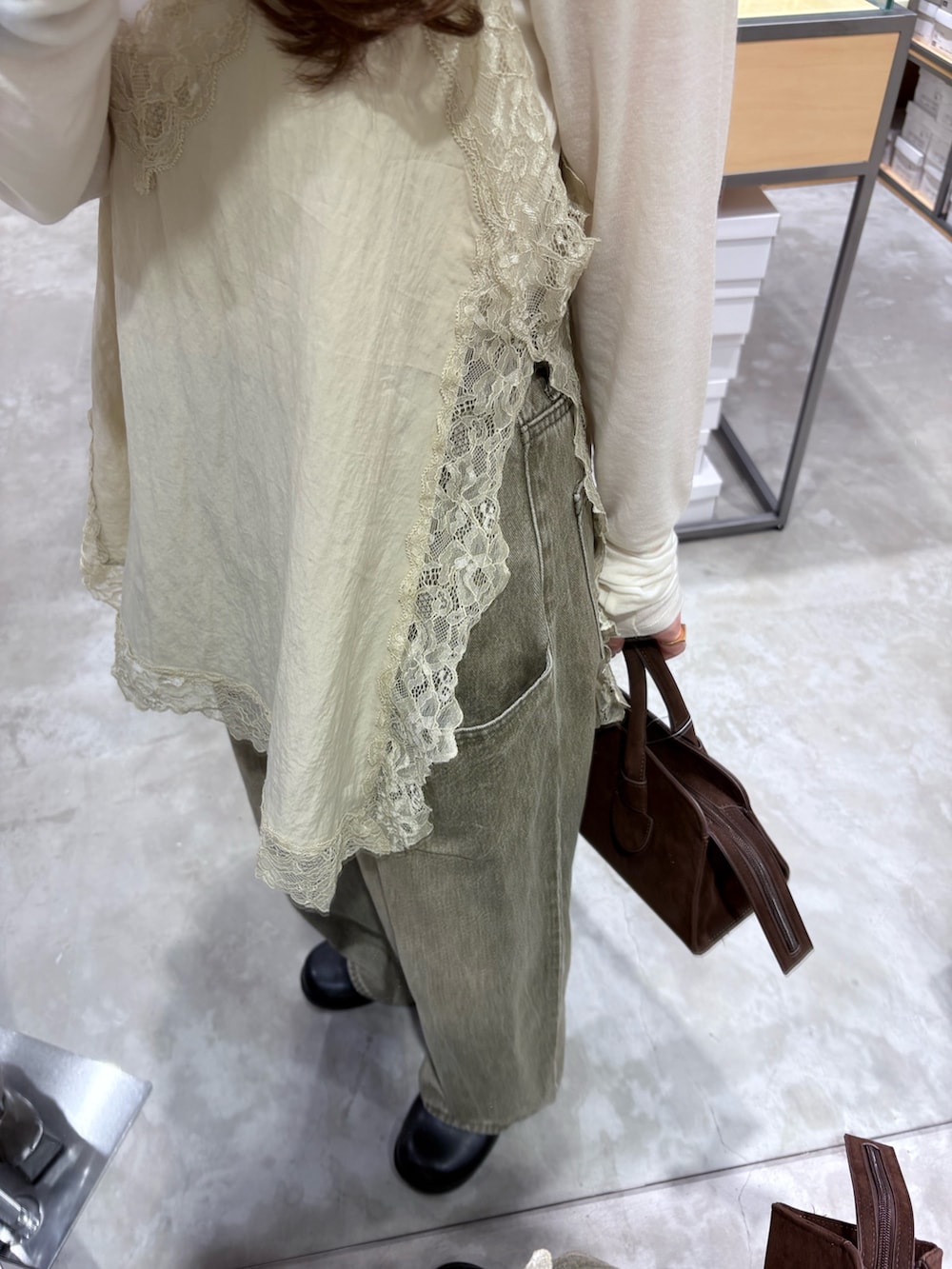 ホワイト系のTシャツ/カットソー、ベージュ系のキャミソール、ブラック系のその他シューズを着用したレディースの冬コーディネートの5枚目の写真