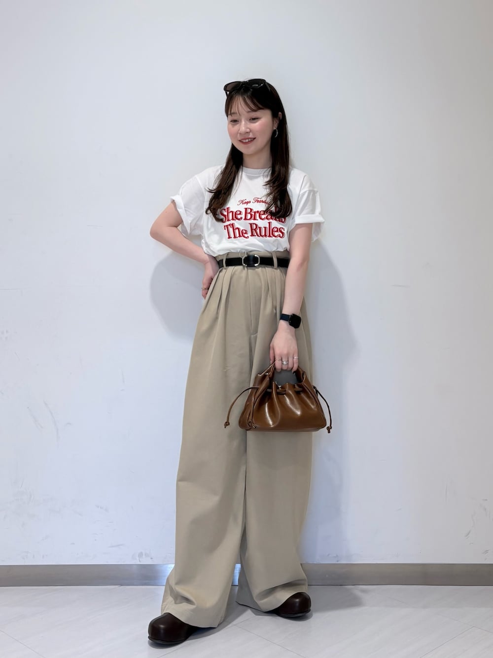 ホワイト系のTシャツ/カットソー、ベージュ系のその他パンツ、ブラウン系のその他シューズを着用したレディースの夏コーディネートの2枚目の写真