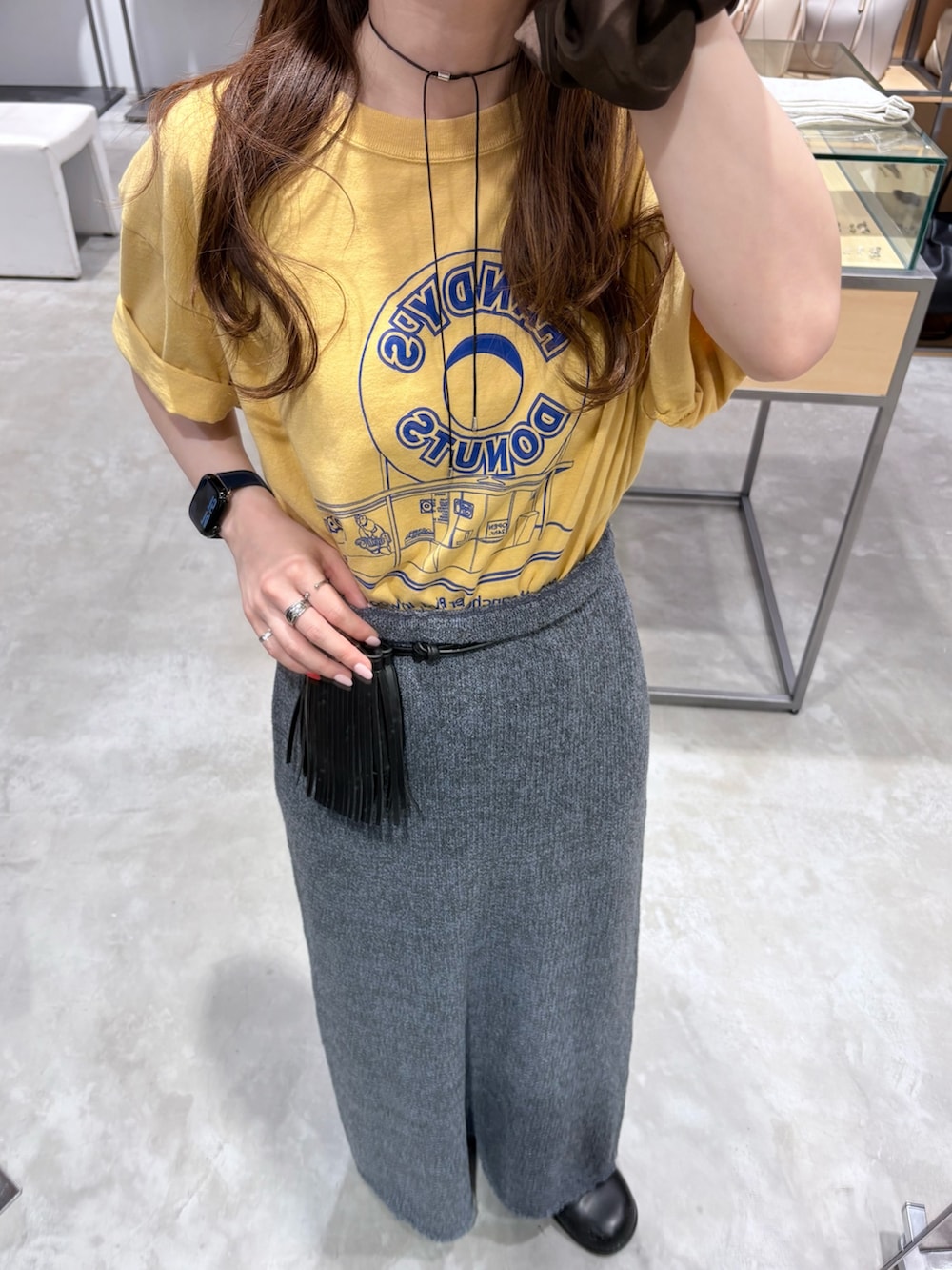 ブルー系のスカート、ブラック系のその他シューズ、イエロー系のTシャツ/カットソーを着用したレディースの春コーディネートの6枚目の写真