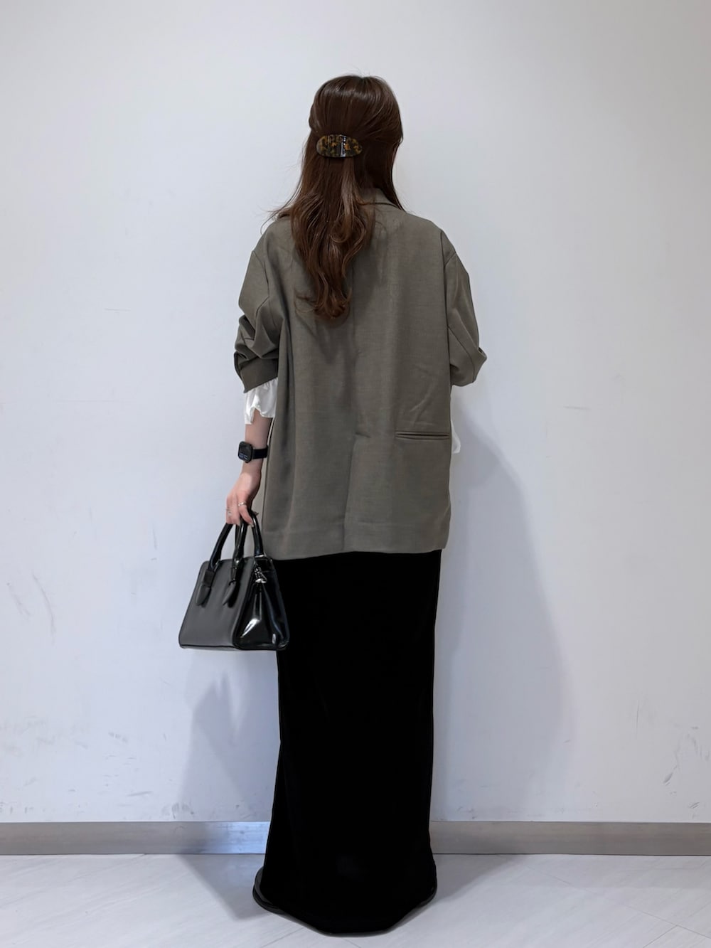 ブラック系のサンダル、グレー系のその他アウター、ブラック系のボストンバッグを着用したレディースの春コーディネートの4枚目の写真