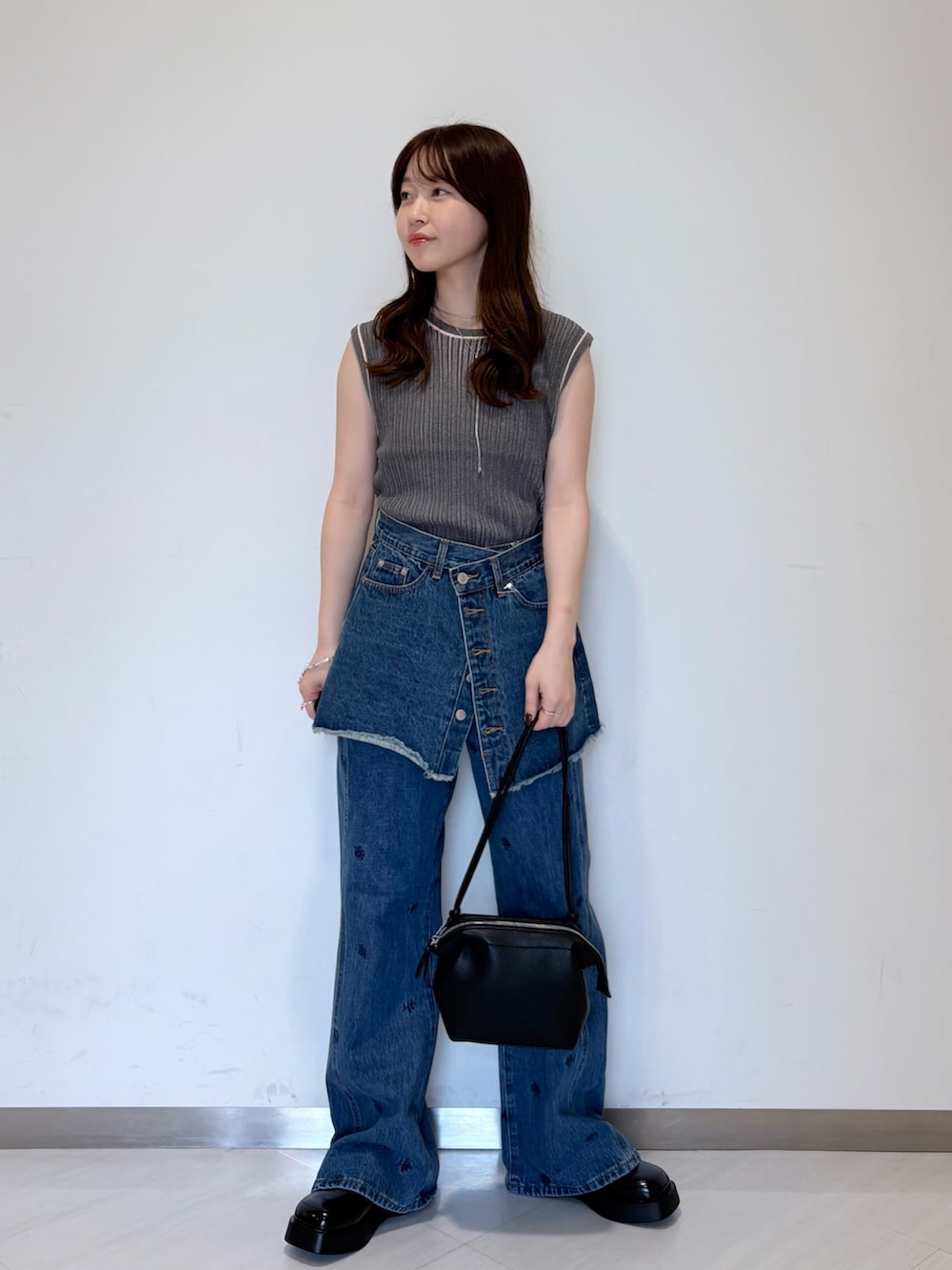 ブルー系のスカート、ブルー系のデニムパンツ、グレー系のニット/セーターを着用したレディースの夏コーディネートの2枚目の写真
