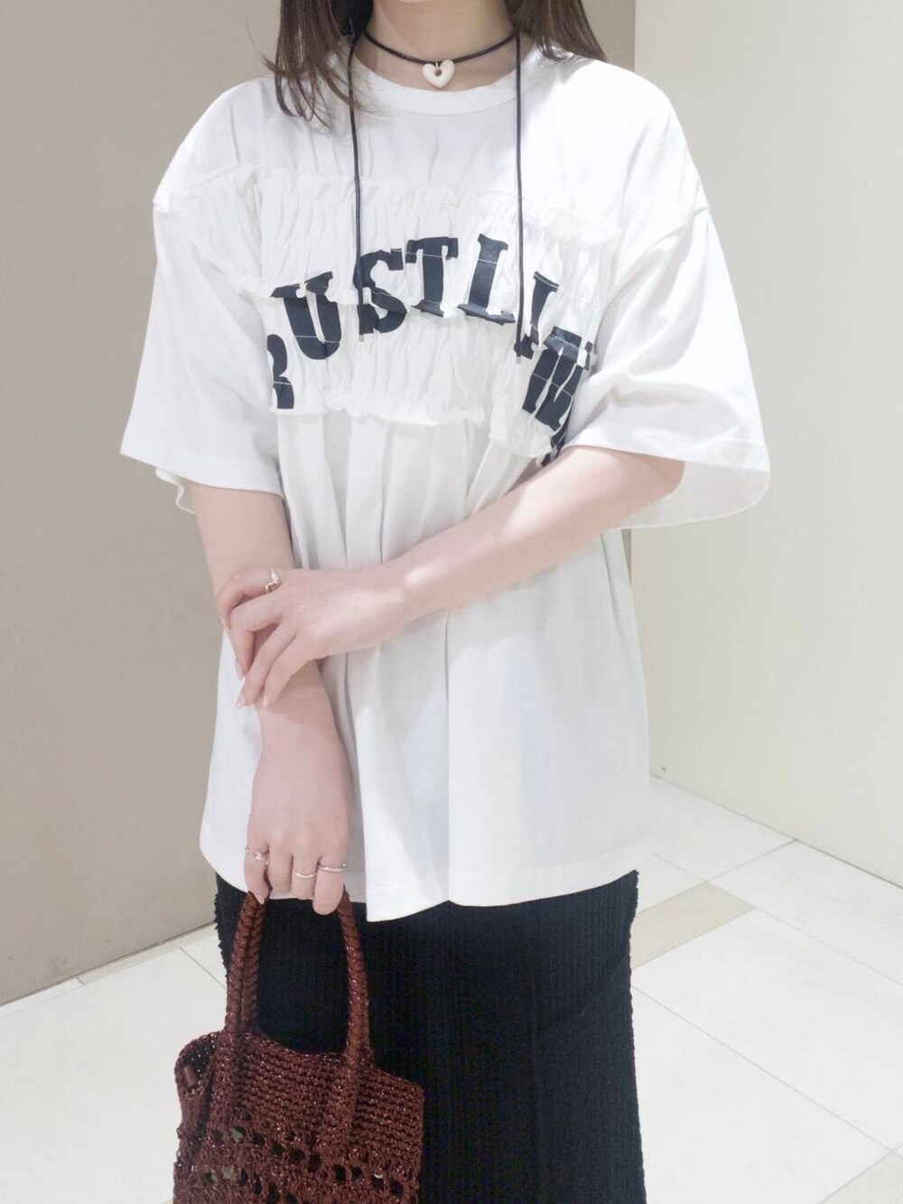 「KBF、休日スタイル、低身長コーデ、モノトーンコーデ、tシャツコーデ、初夏のお出かけコーデ、ブルベ夏コーデ」｜「SMELLYのハートワントップロングコードチョーカー（チョーカー、ホワイト系）」を使った、さやかさん（レディース・152cm）の春コーディネートの2枚目の写真