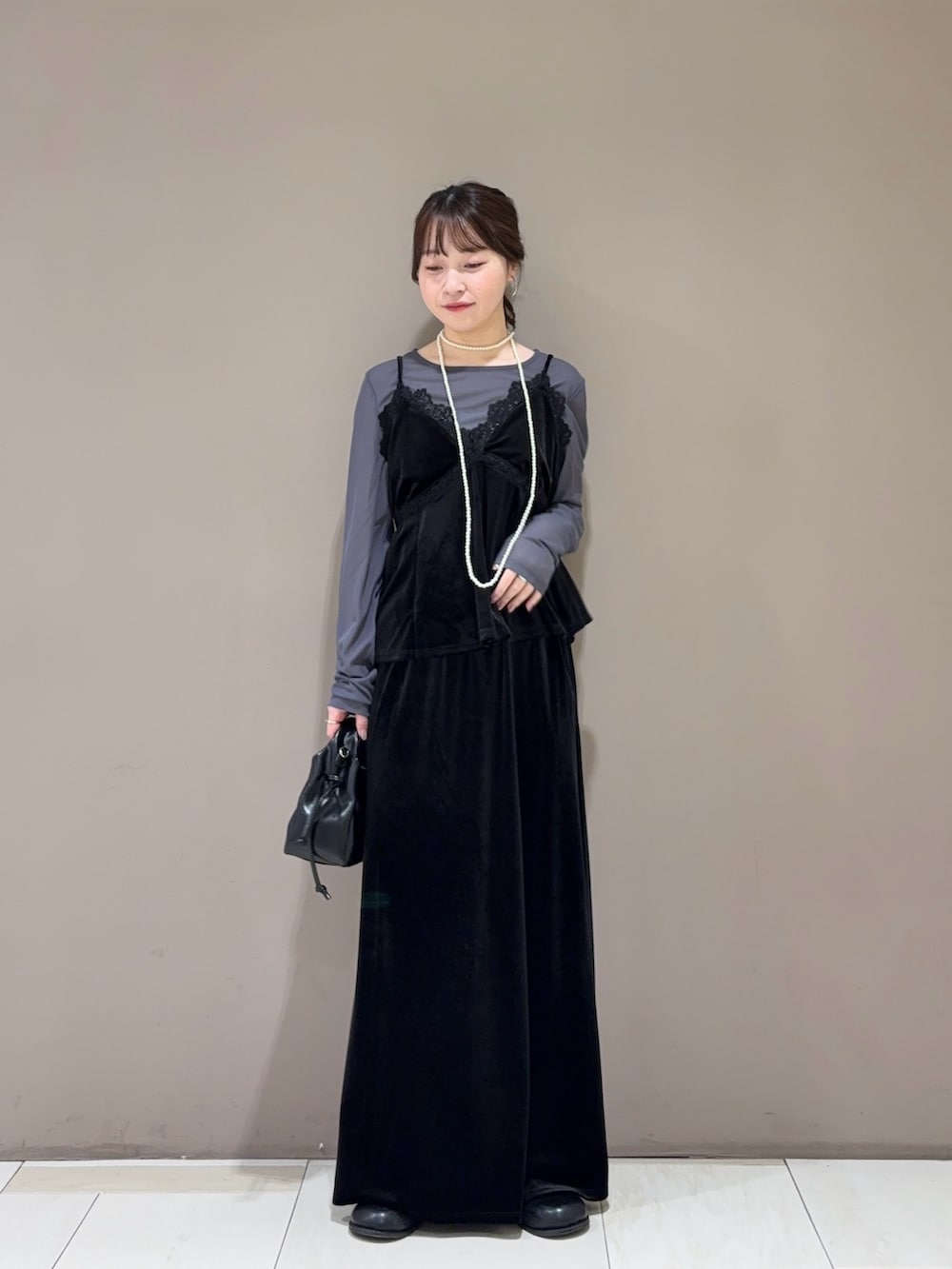 グレー系のTシャツ/カットソー、ブラック系のセットアップ、ブラック系のハンドバッグを着用したレディースの秋コーディネートの4枚目の写真