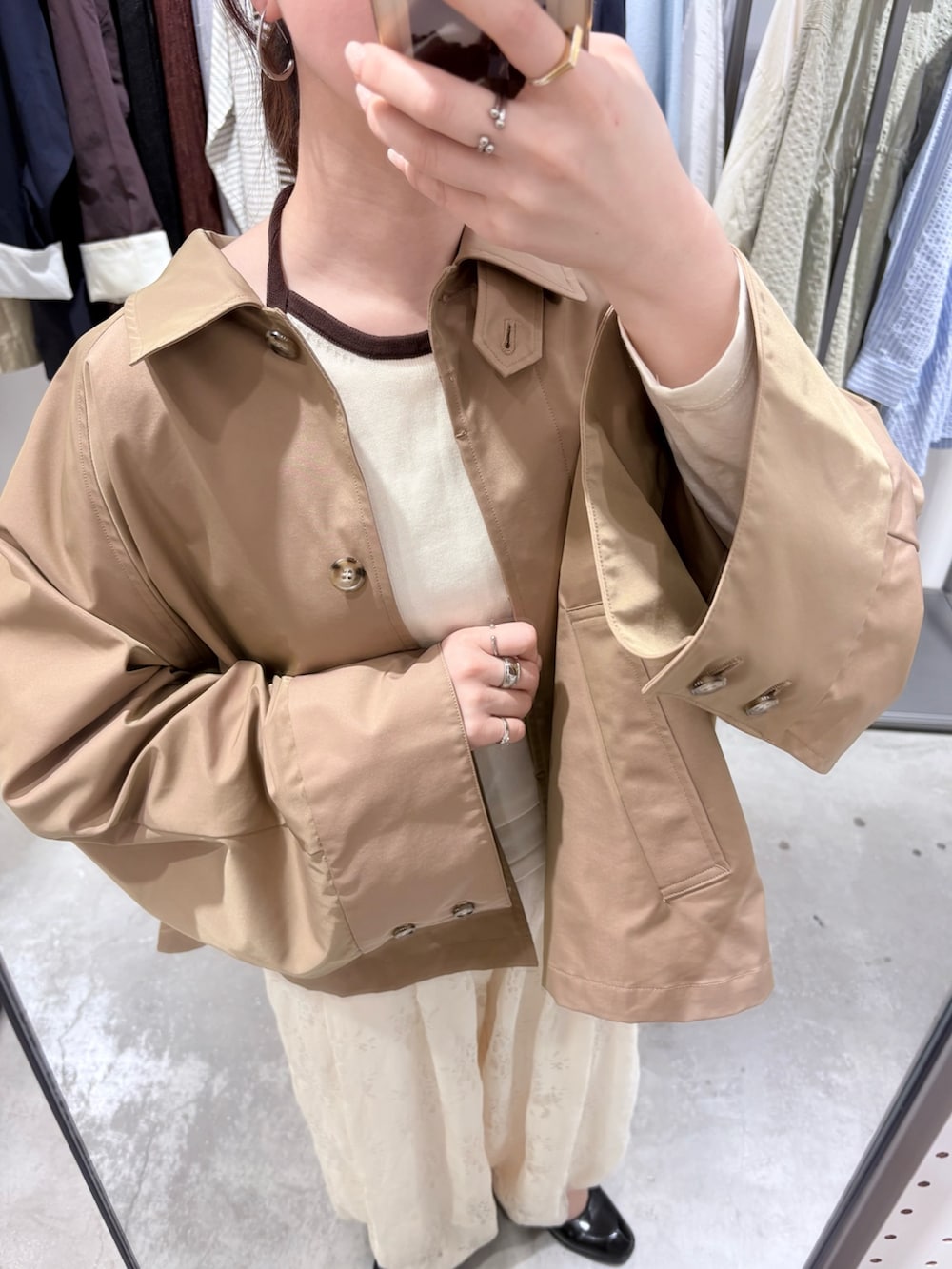 ホワイト系のTシャツ/カットソー、ブラック系のローファー、ブラック系のショルダーバッグを着用したレディースの冬コーディネートの5枚目の写真