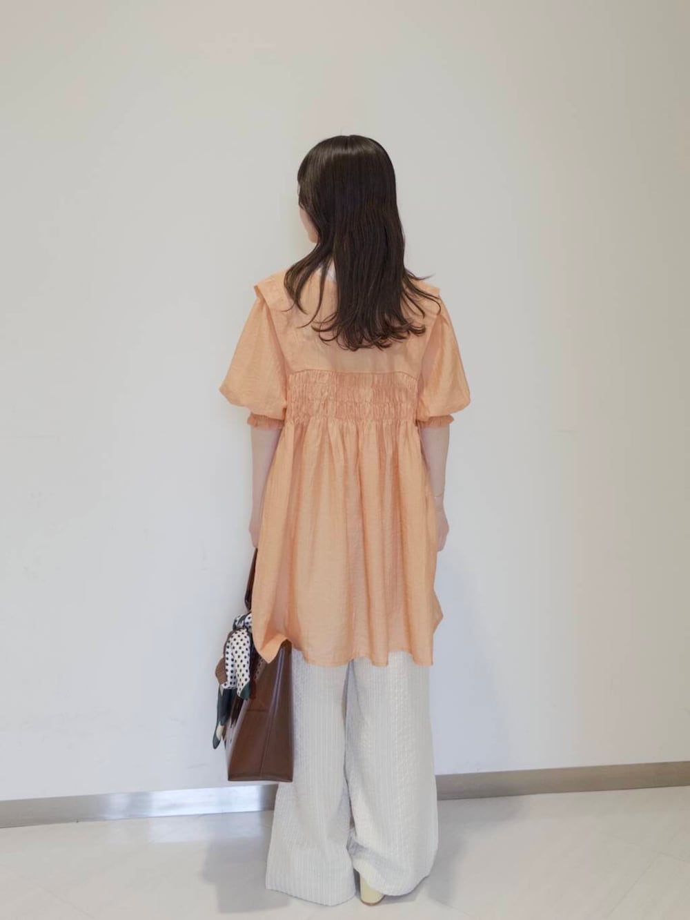 「KBF、春コーデ、newarrival、休日スタイル、低身長コーデ、ラフコーデ、サンダルコーデ、シアートップス、お出かけコーデ、ワンピースコーデ、おでかけコーデ、スカーフコーデ、旅行コーデ、骨格ウェーブ、春カラーコーデ」｜「SMELLYのアソートパターンスカーフ（バンダナ/スカーフ、グリーン系）」を使った、さやかさん（レディース・152cm）の夏コーディネートの3枚目の写真