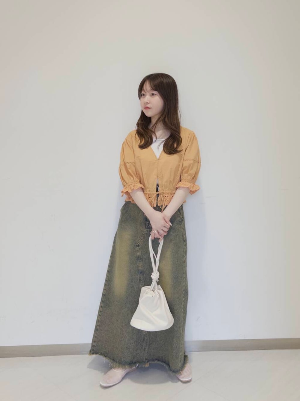 「KBF、春コーデ、newarrival、デニムコーデ、休日スタイル、低身長コーデ、お出かけコーデ、おでかけコーデ、旅行コーデ、春カラーコーデ、初夏のお出かけコーデ」｜「SMELLYのパール2セットネックレス（ネックレス、ゴールド系）」を使った、さやかさん（レディース・152cm）の春コーディネートの2枚目の写真