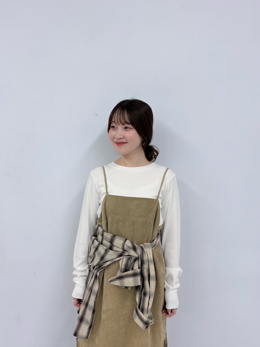 ベージュ系のその他パンツ、ベージュ系のシャツ/ブラウス、ブラウン系のサンダルを着用したレディースの夏コーディネートの3枚目の写真