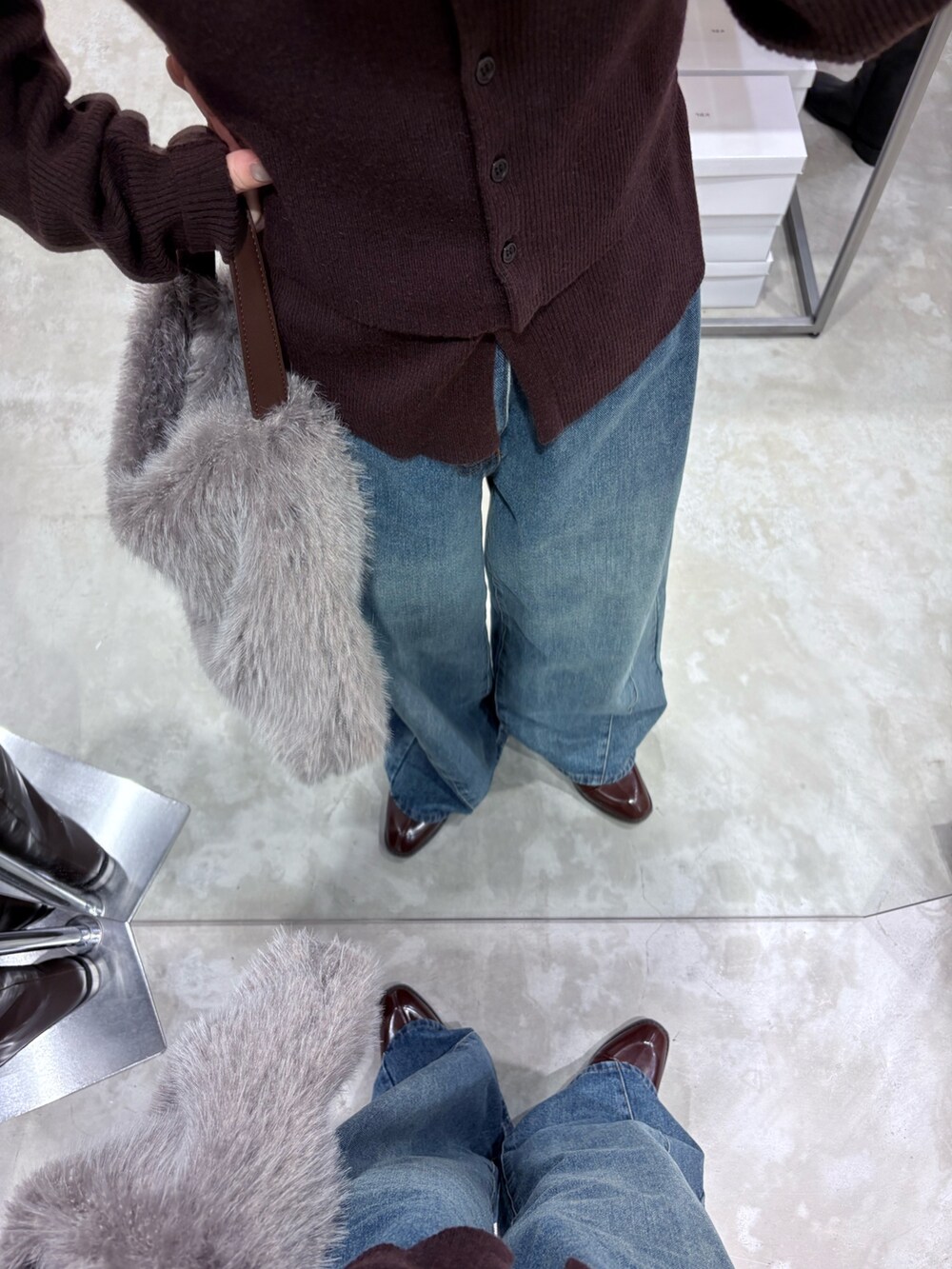 ブラウン系のニット/セーター、ブルー系のデニムパンツ、ブラウン系のその他シューズを着用したレディースの秋コーディネートの3枚目の写真