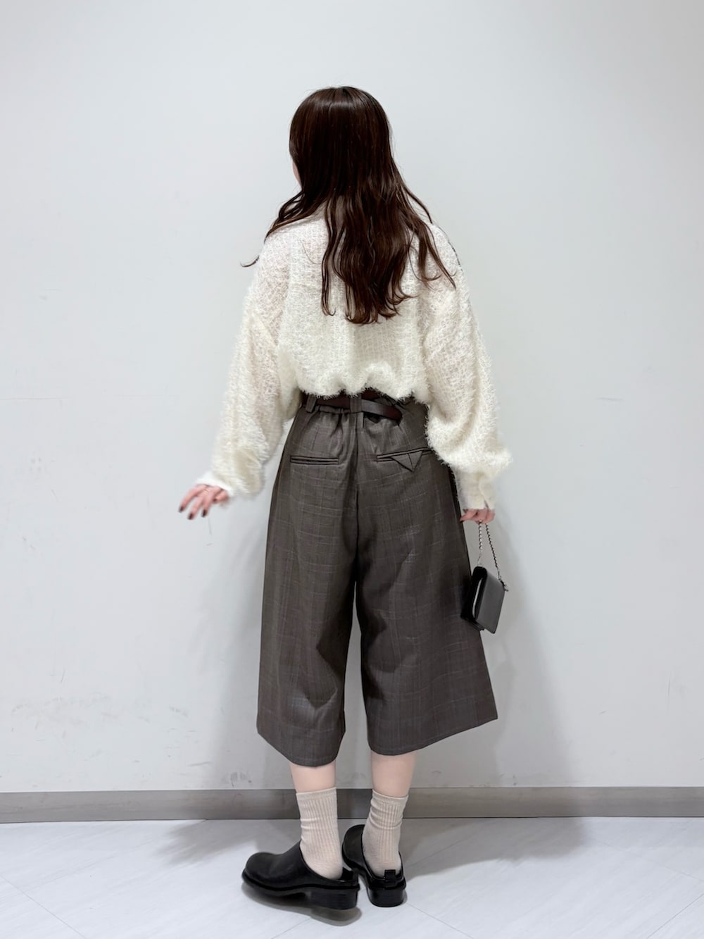 ホワイト系のシャツ/ブラウス、ブラウン系のその他パンツ、ブラック系のその他シューズを着用したレディースの秋コーディネートの2枚目の写真