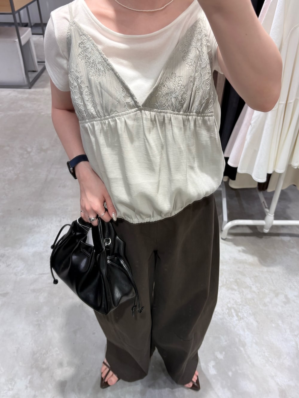 ホワイト系のTシャツ/カットソー、グレー系のその他トップス、ブラック系のハンドバッグを着用したレディースの夏コーディネートの5枚目の写真