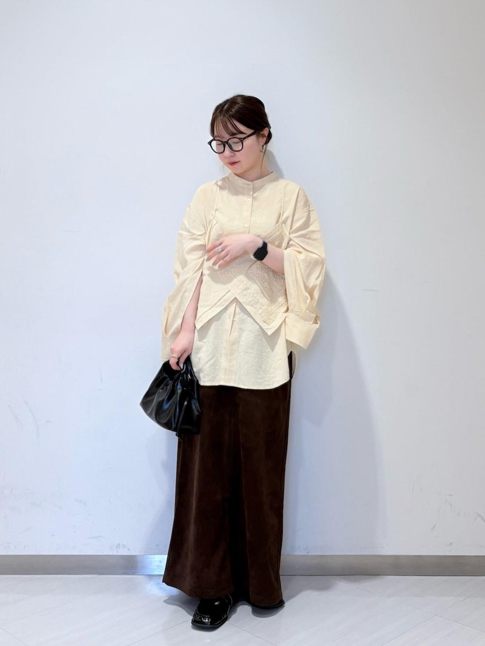イエロー系のシャツ/ブラウス、ブラック系のローファー、ブラウン系のスカートを着用したレディースの夏コーディネートの4枚目の写真