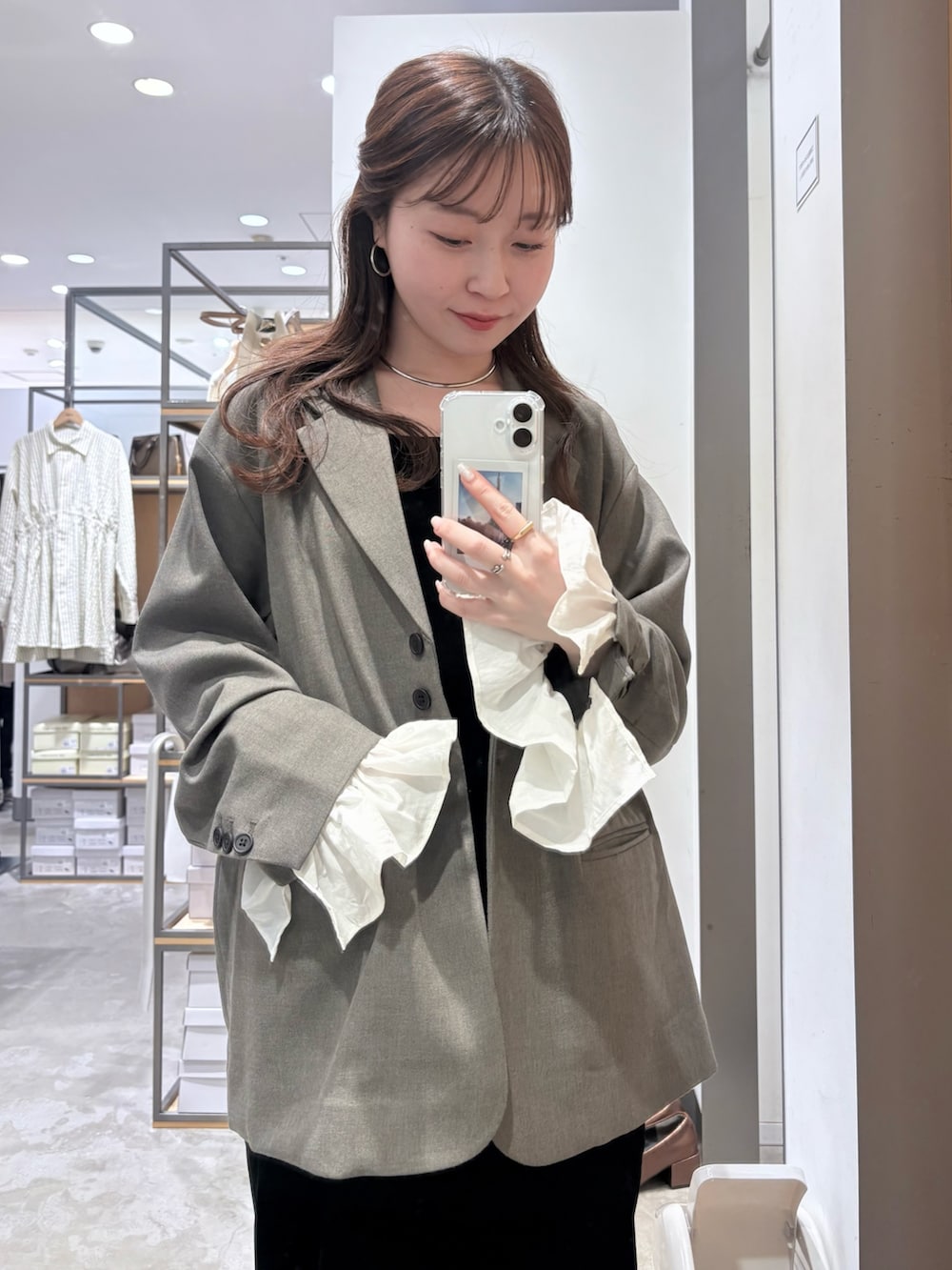 ブラック系のサンダル、グレー系のその他アウター、ブラック系のボストンバッグを着用したレディースの春コーディネートの5枚目の写真