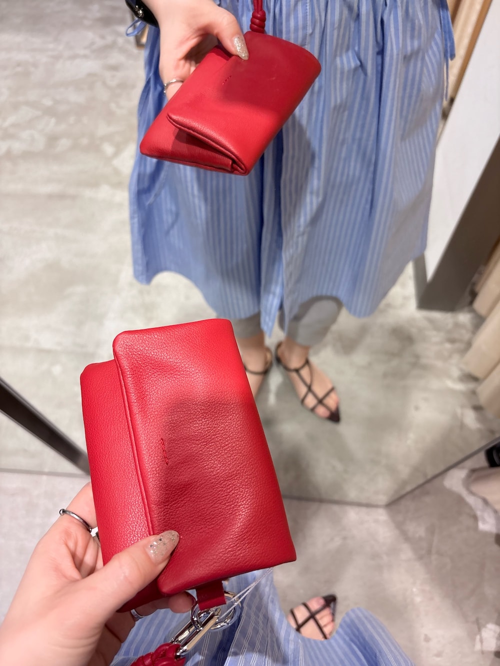 ブルー系のワンピース、ブルー系のその他パンツ、ブラウン系のサンダルを着用したレディースの夏コーディネートの4枚目の写真