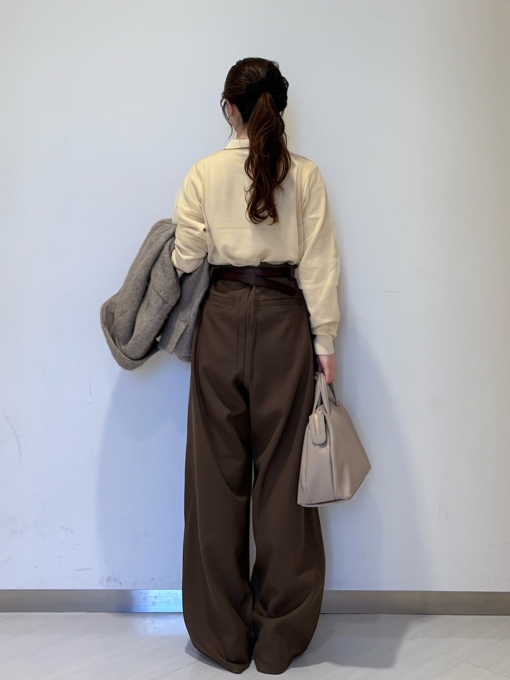 ホワイト系のニット/セーター、ブラウン系のその他パンツ、ブラウン系のその他アウターを着用したレディースの秋コーディネートの2枚目の写真