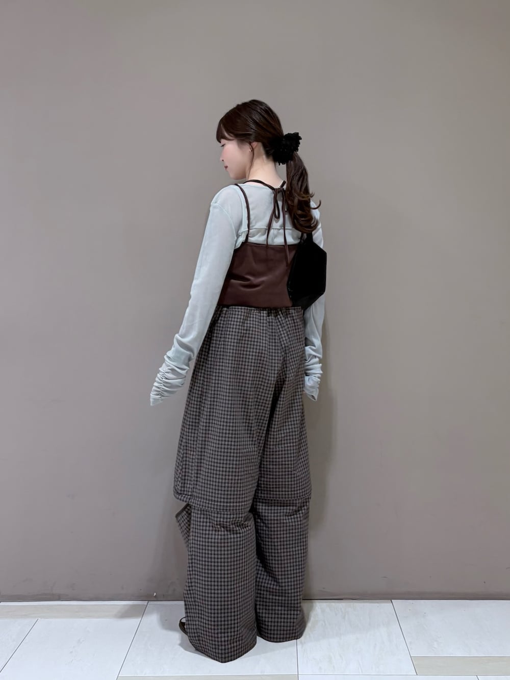 ブラウン系のサンダル、ブラウン系のその他パンツ、ブルー系のTシャツ/カットソーを着用したレディースの夏コーディネートの3枚目の写真