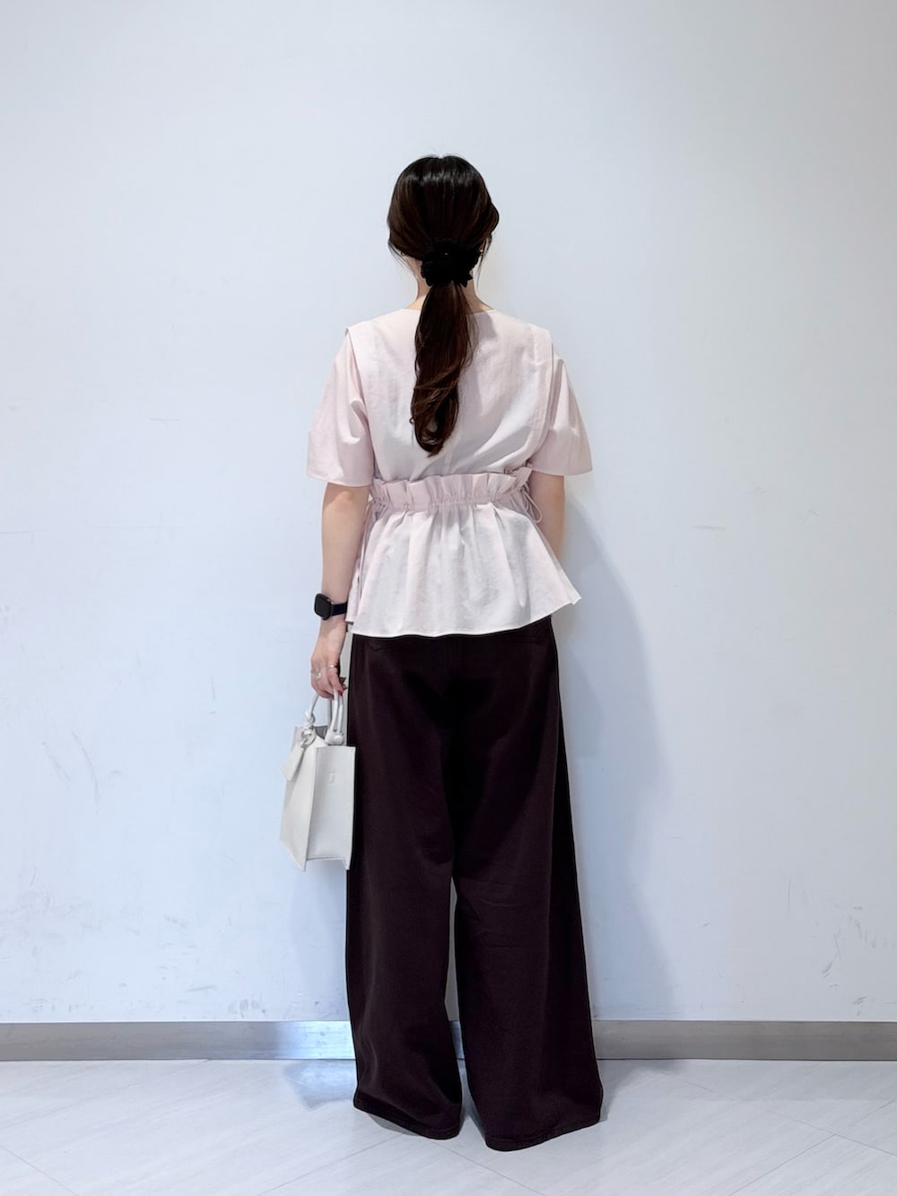 ピンク系のシャツ/ブラウス、ブラウン系のサンダル、ブラウン系のその他パンツを着用したレディースの夏コーディネートの3枚目の写真