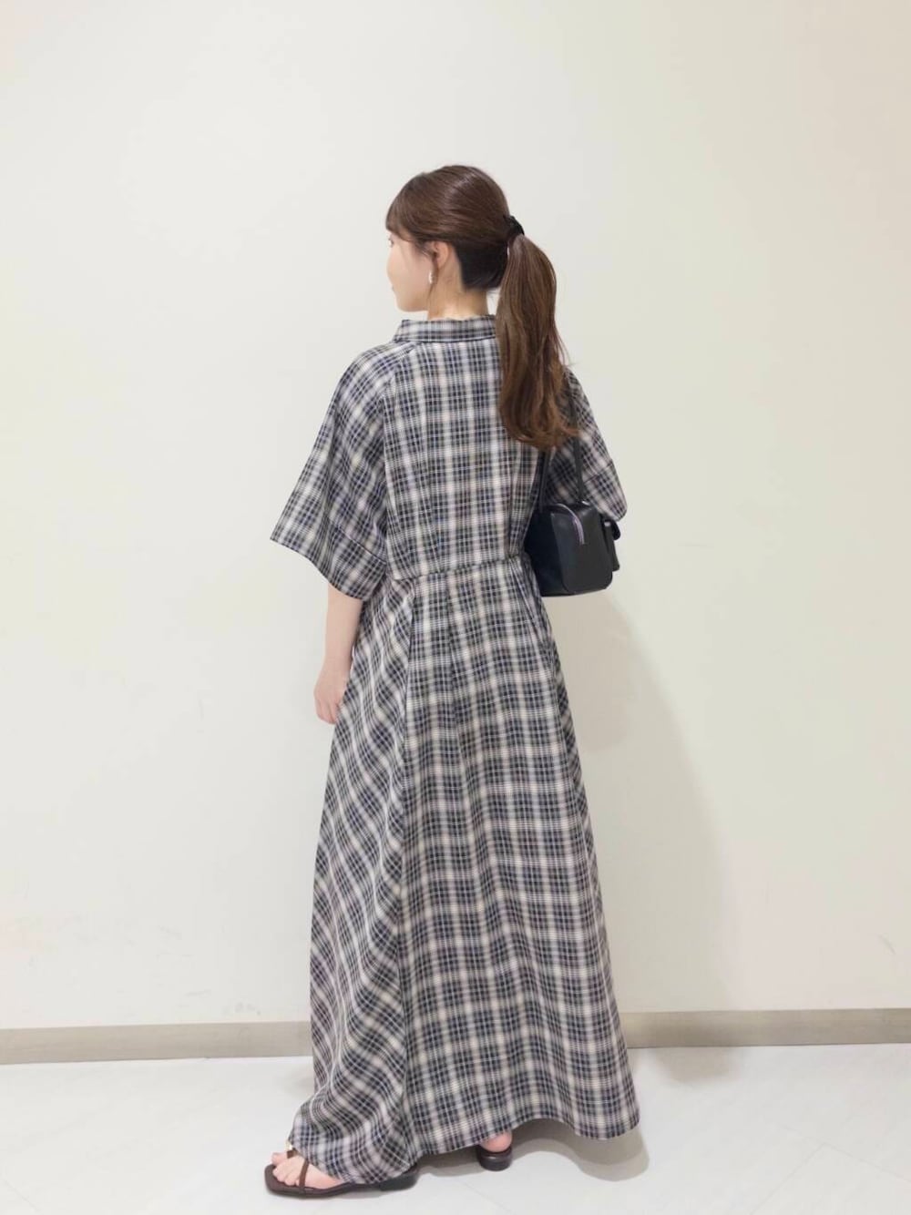 「KBF、シャツワンピ、夏コーデ、newarrival、休日スタイル、低身長コーデ、お出かけコーデ、ワンピースコーデ、チェックワンピース、旅行コーデ、ブルベ夏コーデ」｜「KBFのリップケース付きショルダーBAG（ショルダーバッグ、ブラック系）」を使った、さやかさん（レディース・152cm）の夏コーディネートの3枚目の写真