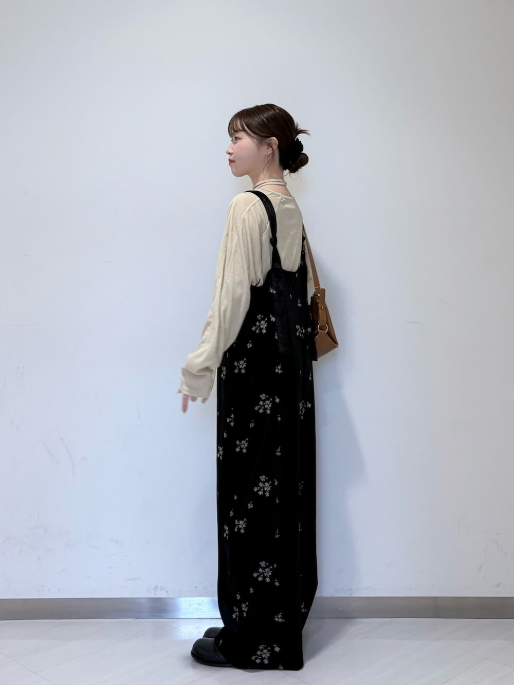 ホワイト系のTシャツ/カットソー、ブラック系のその他パンツ、イエロー系のショルダーバッグを着用したレディースの秋コーディネートの3枚目の写真