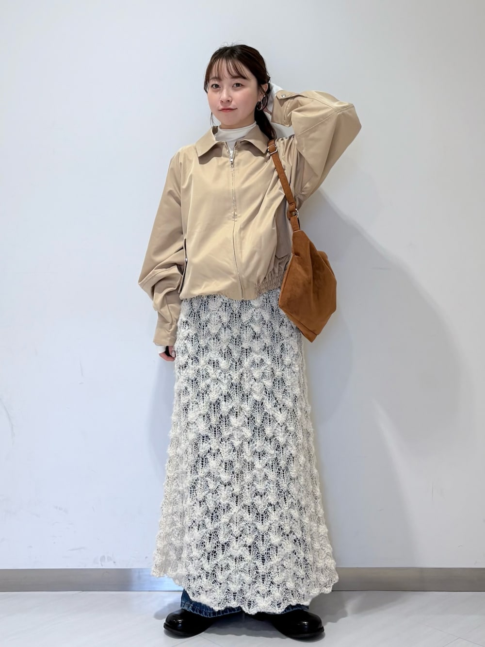 ベージュ系のブルゾン、ホワイト系のTシャツ/カットソー、ホワイト系のスカートを着用したレディースの秋コーディネートの4枚目の写真