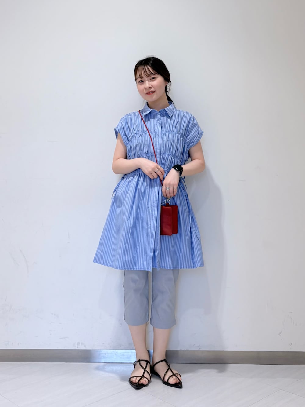 ブルー系のワンピース、ブルー系のその他パンツ、ブラウン系のサンダルを着用したレディースの夏コーディネートの3枚目の写真