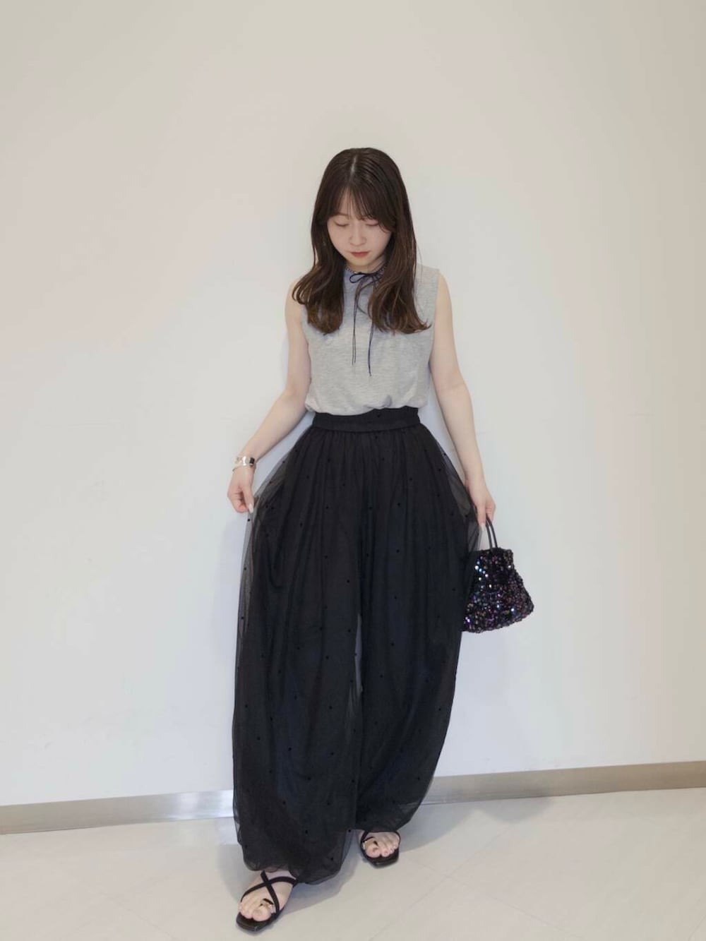 ブラック系のショルダーバッグ、ブラック系のその他パンツ、ブラック系のサンダルを着用したレディースの夏コーディネートの2枚目の写真