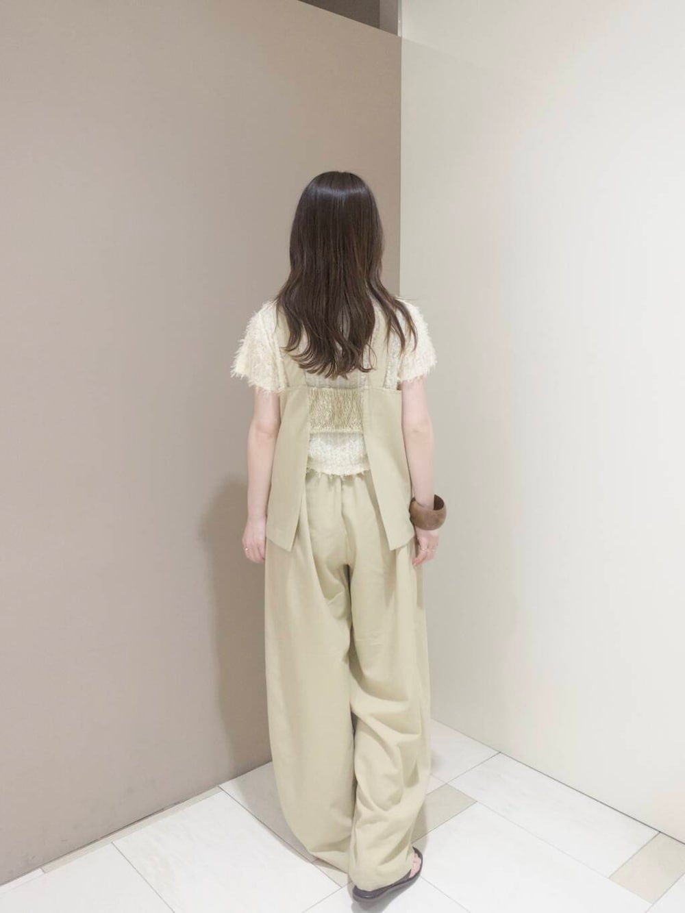 「ワントーンコーデ、KBF、newarrival、休日スタイル、低身長コーデ、お出かけコーデ、淡色コーデ、旅行コーデ、骨格ウェーブ、春カラーコーデ、初夏のお出かけコーデ」｜「KBFのボストンフレームサングラス（メガネ、グレー系）」を使った、さやかさん（レディース・152cm）の春コーディネートの2枚目の写真