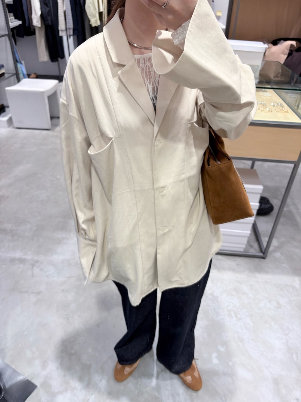 ホワイト系のシャツ/ブラウス、ブルー系のデニムパンツ、イエロー系のボストンバッグを着用したレディースの冬コーディネートの5枚目の写真