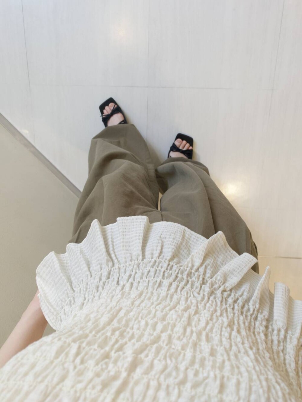 グリーン系のその他パンツ、ブラック系のショルダーバッグ、ブラック系のサンダルを着用したレディースの春コーディネートの4枚目の写真