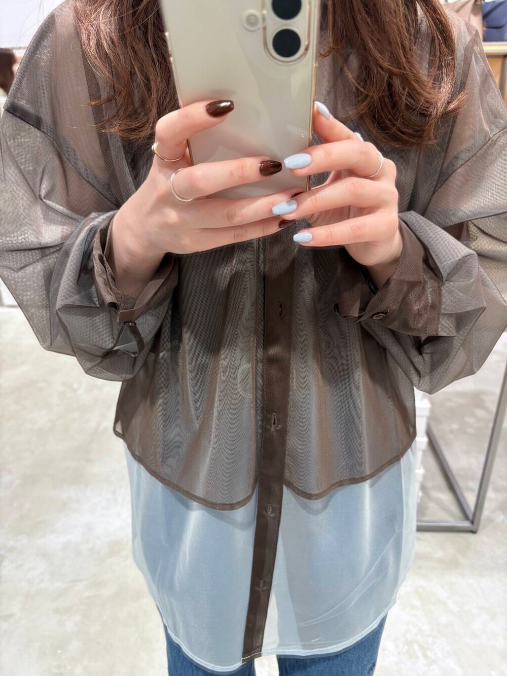 ブルー系のサンダル、ブラック系のキャミソール、ブラウン系のボストンバッグを着用したレディースの夏コーディネートの4枚目の写真