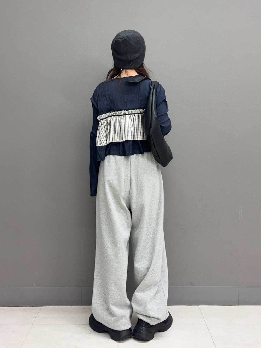 グレー系のその他パンツ、ブラック系のショルダーバッグ、ブルー系のシャツ/ブラウスを着用したレディースの冬コーディネートの3枚目の写真