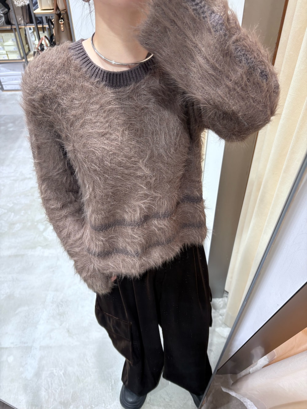 ブラウン系のその他パンツ、ブラウン系のニット/セーター、イエロー系のボストンバッグを着用したレディースの秋コーディネートの4枚目の写真