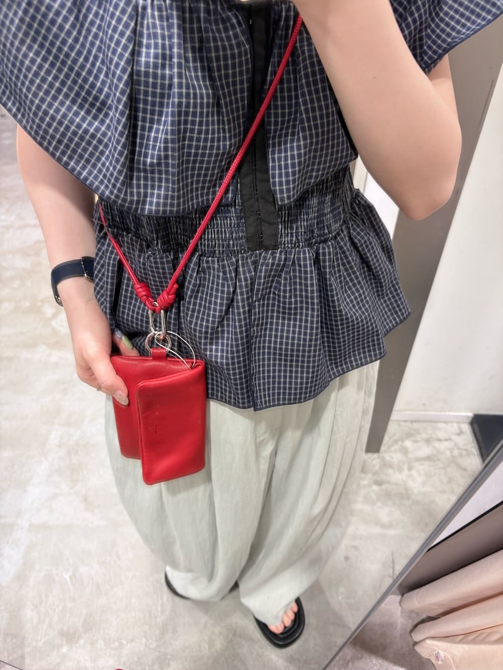 ブルー系のシャツ/ブラウス、ブルー系のその他パンツ、ブラック系のサンダルを着用したレディースの夏コーディネートの5枚目の写真