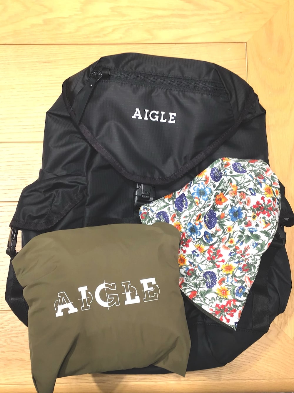 ブラック系のバックパック/リュック、ブラック系のその他パンツ、グリーン系のレインシューズを着用したレディースの春コーディネートの5枚目の写真