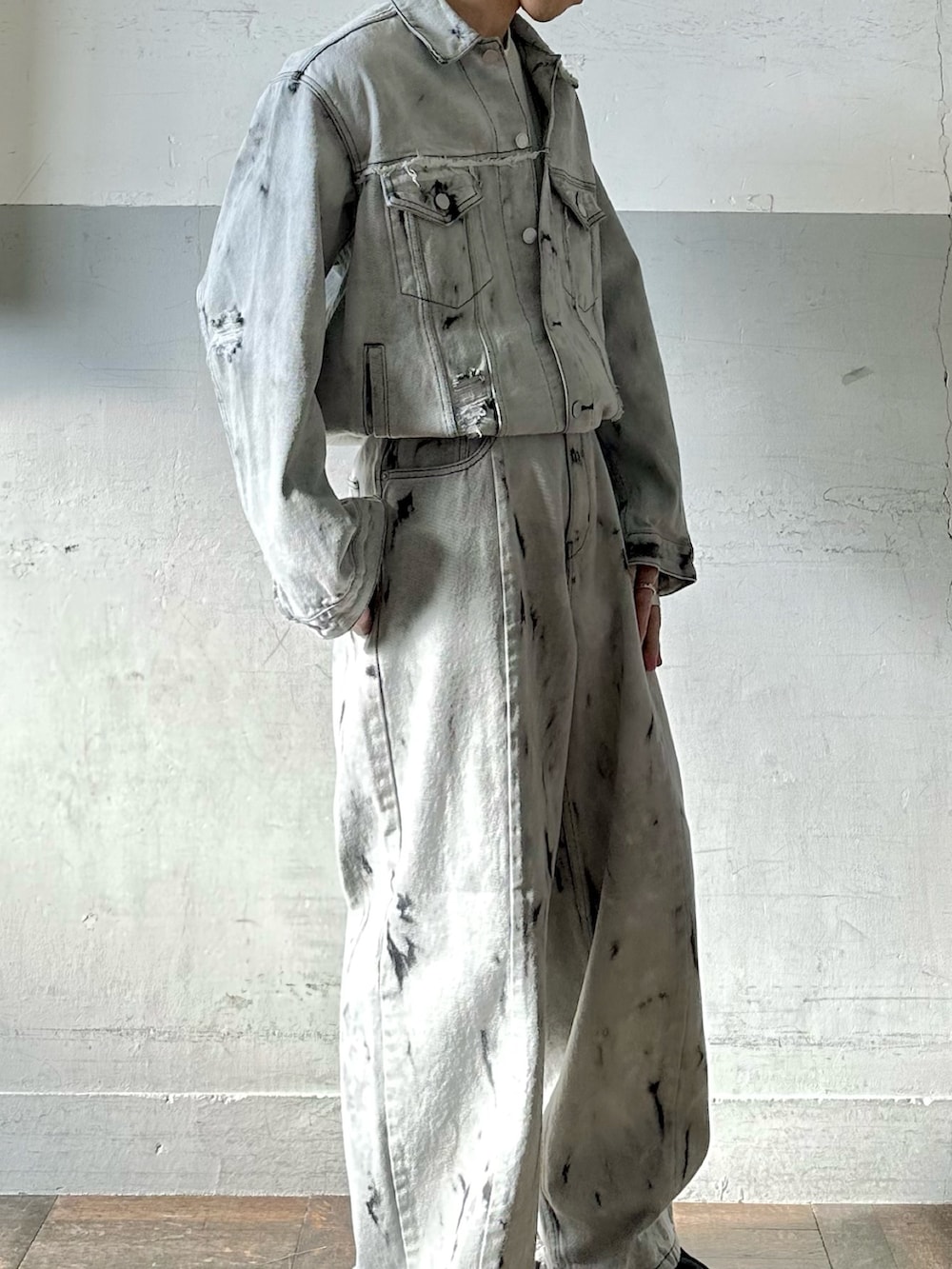 グレー系のデニムジャケット、グレー系のデニムパンツ、ホワイト系のTシャツ/カットソーを着用したメンズの春コーディネートの3枚目の写真