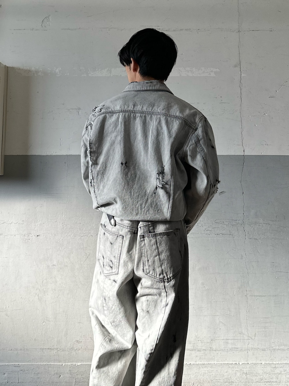 グレー系のデニムジャケット、グレー系のデニムパンツ、ホワイト系のTシャツ/カットソーを着用したメンズの春コーディネートの2枚目の写真