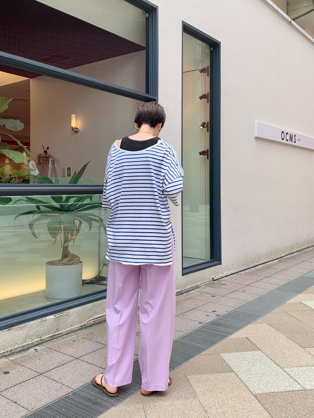 ブルー系のTシャツ/カットソー、パープル系のその他パンツ、ブラウン系のサンダルを着用したレディースの夏コーディネートの2枚目の写真