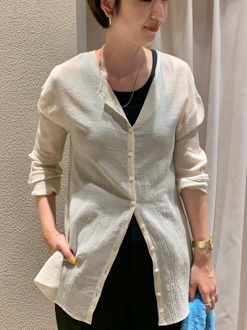 ベージュ系のシャツ/ブラウス、ブラック系のその他パンツを着用したレディースの夏コーディネートの3枚目の写真