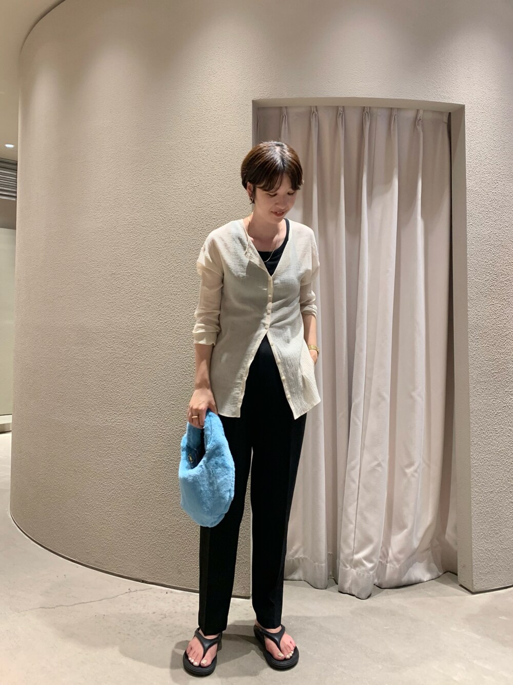 ベージュ系のシャツ/ブラウス、ブラック系のその他パンツを着用したレディースの夏コーディネートの2枚目の写真