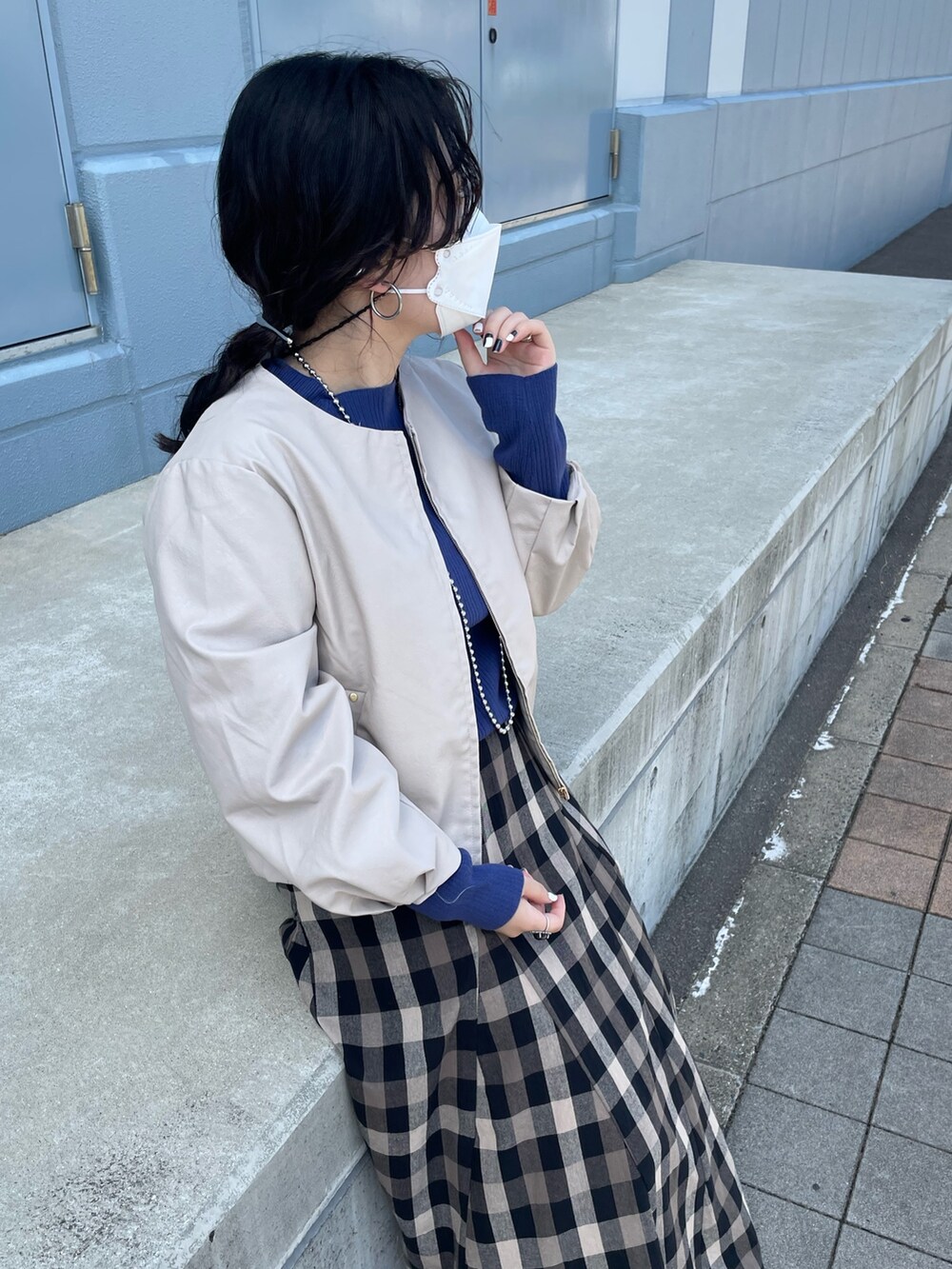 「休日スタイル、プチプラ、ベージュ、秋コーデ、秋先取りコーデ、オトナカワイイ、休日コーデ、秋冬コーデ、いいね、save、フォローお願いします🤑、スカートスタイル、きれいめカジュアル、ギンガムチェック、お仕事コーデ、ootd、スカート」｜「Chez toiの袖口タック合皮ジャケット（ブルゾン、ホワイト系）」を使った、mayaさん（レディース・155cm）の秋コーディネートの2枚目の写真