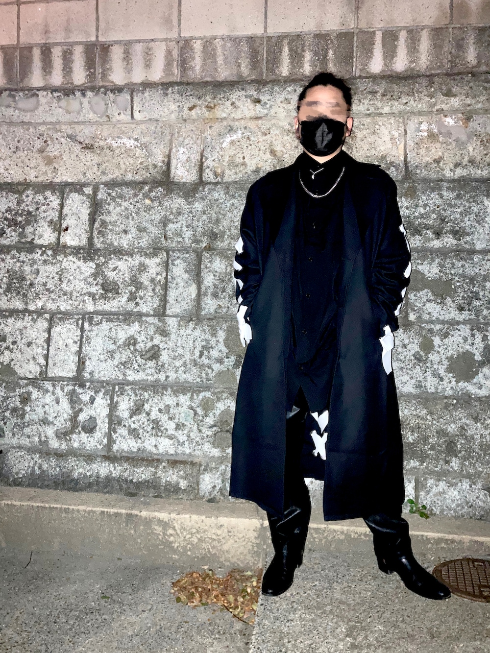 ブラック系のシャツ/ブラウス、ブラック系のチェスターコート、ブラック系のその他パンツを着用したメンズの冬コーディネートの2枚目の写真