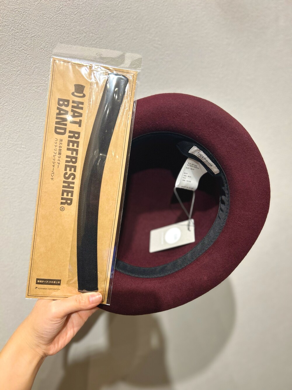 ベージュ系のワンピース、ブラック系のローファー、レッド系のハットを着用したレディースの秋コーディネートの4枚目の写真