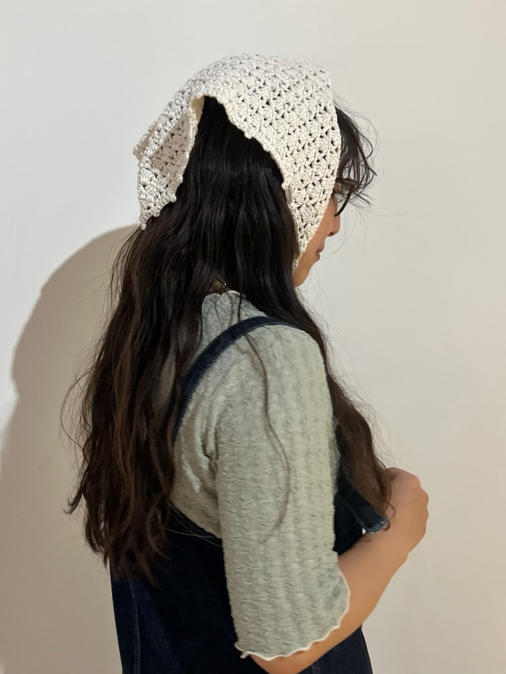 ブルー系のサロペット/オーバーオール、ホワイト系のヘアバンドを着用したレディースの夏コーディネートの2枚目の写真