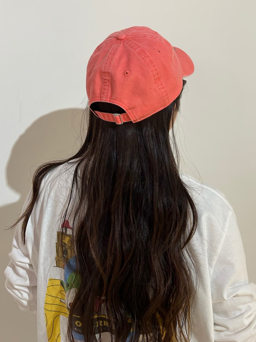 ホワイト系のTシャツ/カットソー、ホワイト系のその他パンツ、ピンク系のキャップを着用したレディースの春コーディネートの2枚目の写真