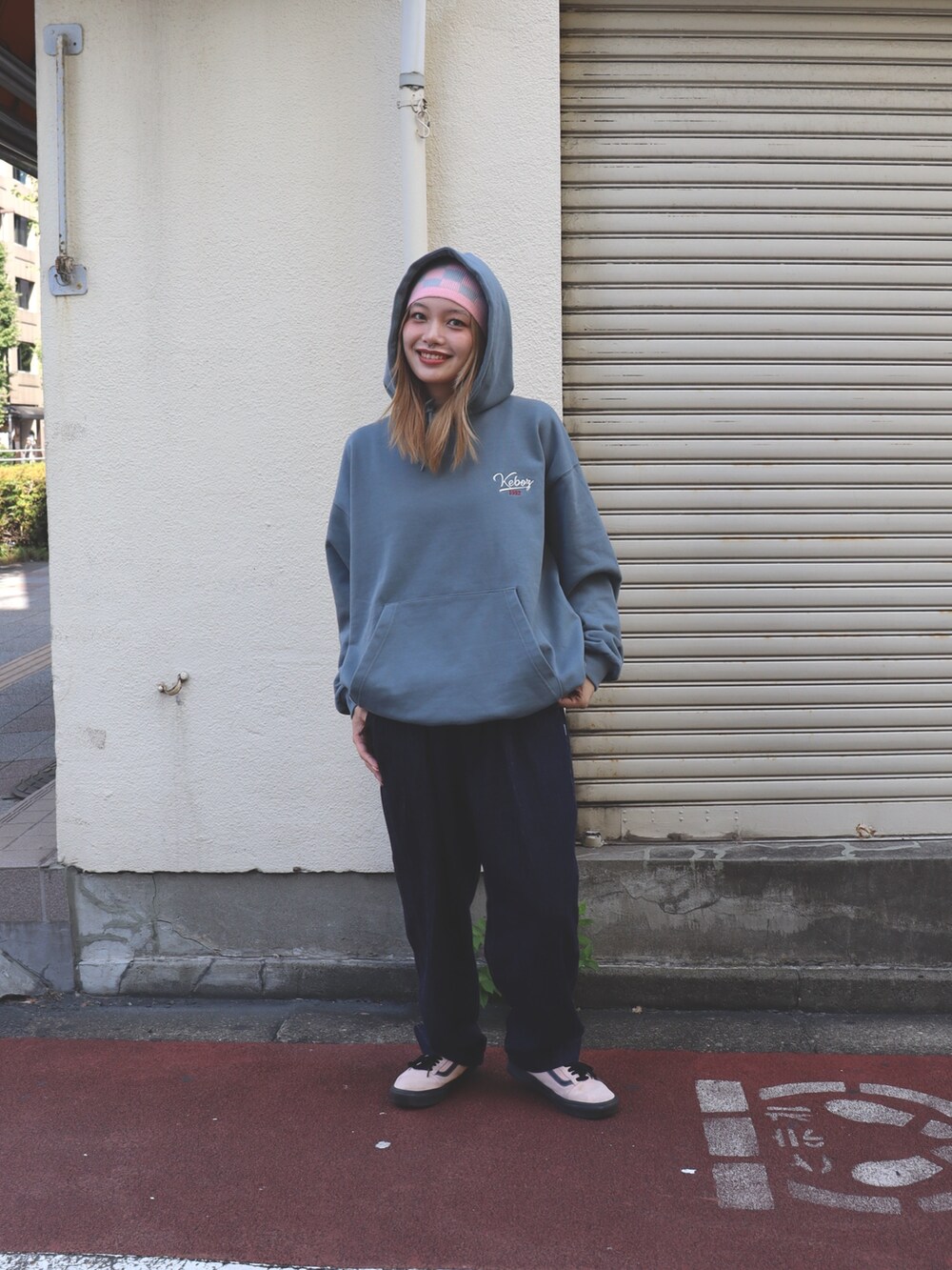 「KEBOZのCHECKERBOARD BEANIE（ニットキャップ/ビーニー、ピンク系）」を使った、mayaさん（レディース・169cm）の秋コーディネートの2枚目の写真