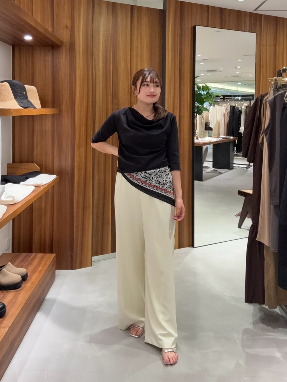 ホワイト系のその他パンツ、ブラック系のTシャツ/カットソーを着用したレディースの夏コーディネートの3枚目の写真